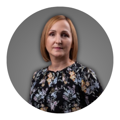 Elżbieta Młynarczyk, zdjęcie portretowe na szarym tle